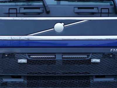 Infälld Viklight LED-ramp i frontluckan till Volvo FH4 från 2013-