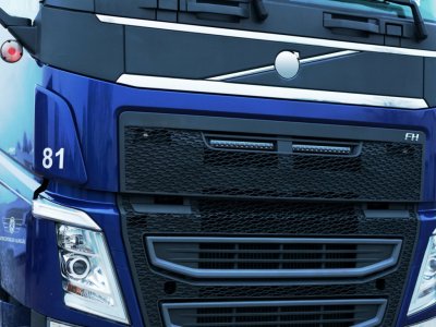 Infälld Viklight LED-ramp i frontluckan till Volvo FH4 från 2013-