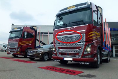 Infälld Rigid LED-ramp i frontluckan till Volvo FH4 från 2013-