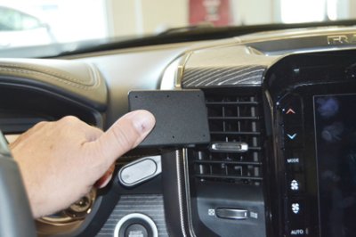 Mobilhållare Dodge Ram 1500 från årsmodell 2020-