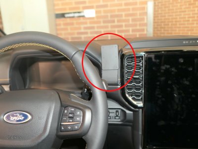 Mobilhållare Ford Ranger från 2023- | För montering till vänster om mittskärmen