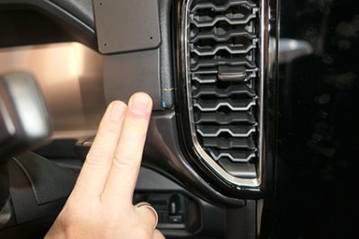 Mobilhållare Ford Ranger 2023- | För montering till vänster om mittskärmen