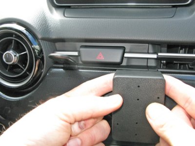 Mobilhållare Mazda 2 från 2015- och framåt