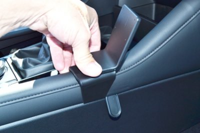 Mobilhållare Mazda 3 från år 2019-