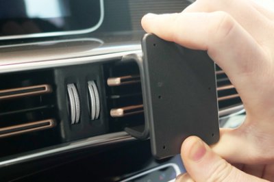 Mobilhållare Mercedes EQC från 2020- och framåt
