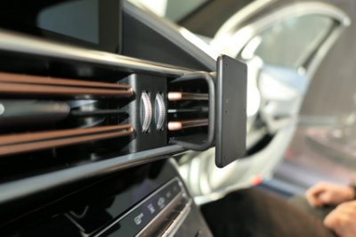 Mobilhållare Mercedes EQC från år 2020-