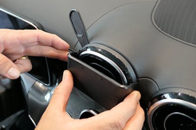 Mobilhållare Mercedes C klass från år 2022-