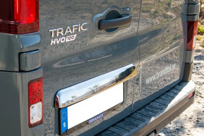 List ovan nummerplåt i Rostfritt stål till Renault Trafic från 2015-