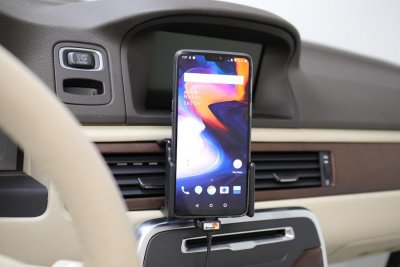 Telefonhållare med inbyggd laddare från Brodit till din OnePlus mobiltelefon