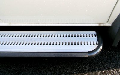 Fotsteg för höger sida med stegyta i Aluminium till VW Transporter T5 (lång hjulbas, L2) från 2003-2015