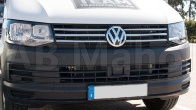 Övre grill i Rostfritt stål till VW T6 från 2016-2019 med olackerad stöfångare