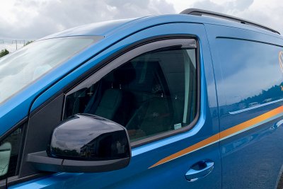 Mörktonade vindavvisare i akrylplast - Andrahandssortering
