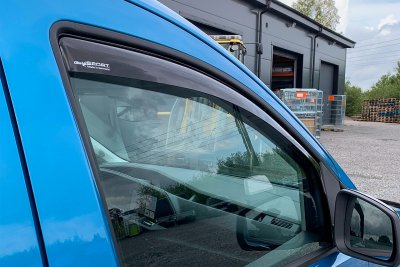 Mörktonade vindavvisare i akrylplast - Andrahandssortering