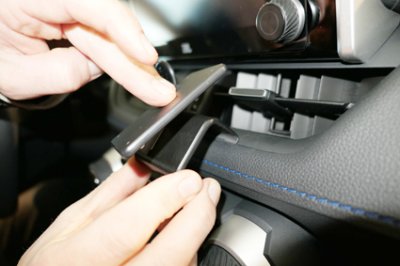 Mobilhållare Suzuki Across 2021- | För montering under mittskärmen