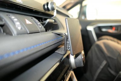 Mobilhållare till Suzuki Across från 2021-