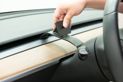Mobilhållare Tesla Model Y från 2020- | Montering framför ratten