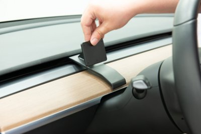 Mobilhållare Tesla Model Y från 2020- | Montering framför ratten