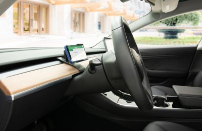 Mobilhållare Tesla Model Y från 2020- | Montering framför ratten