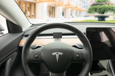 Mobilhållare Tesla Model Y från 2020- | Montering framför ratten
