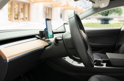Mobilhållare Tesla Model Y från 2020- | Montering framför ratten