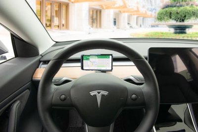 Mobilhållare Tesla Model Y från 2020- | Montering framför ratten