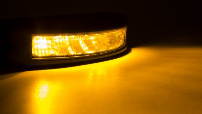 Blixtljus bestyckad med 9 st 3W-dioder för maximal spridning 180 grader från blixtljuset i orange färg.