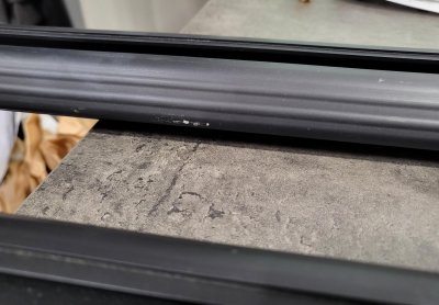 Takräcke i svart aluminium | Andrahandssortering