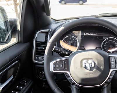 Mobilhållare Dodge Ram 1500 från 2020- | För montering till vänster om ratten