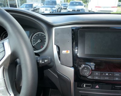 Monteringsfäste (Basdel) för mobilhållare till Mitsubishi L200 från 2019-2023
