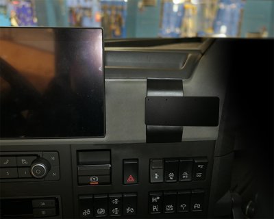 Mobilhållare Volvo FM från 2020- | För montering till höger om mittskärmen