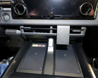 Mobilhållare Toyota bZ4X 2025- | För montering under mittskärmen