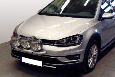 Extraljusfäste i Aluminium för 3 extraljus till VW Golf Alltrack 2015-
