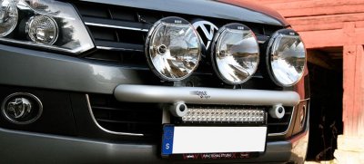 Extraljusfäste i Aluminium för 3 extraljus till VW Amarok 2011-/2017-