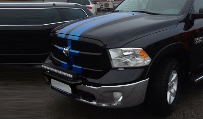 Extraljusfäste i Rostfritt stål med svart pulverlack för 3 extraljus till Dodge Ram 1500 2010-