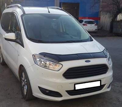 Huvskydd BASIC i svart akrylplast till Ford Transit Courier från 2014 och framåt