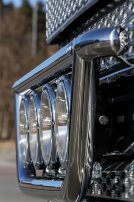 Frontbåge i Rostfritt stål för 4 st extraljus till Volvo FH Version 4