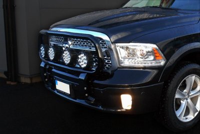 Frontbåge i Rostfritt stål med svart pulverlack för 4 extraljus till Dodge Ram 1500 2010-