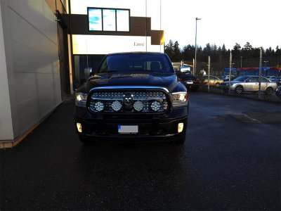 Frontbåge i Rostfritt stål med svart pulverlack för 4 extraljus till Dodge Ram 1500 2010-