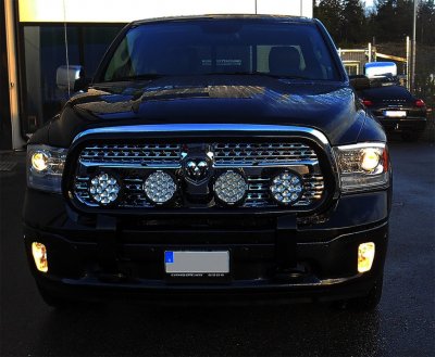Frontbåge i Rostfritt stål med svart pulverlack för 4 extraljus till Dodge Ram 1500 2010-