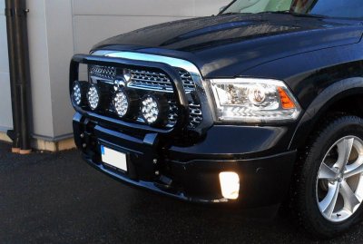 Frontbåge i Rostfritt stål med svart pulverlack för 4 extraljus till Dodge Ram 1500 2010-