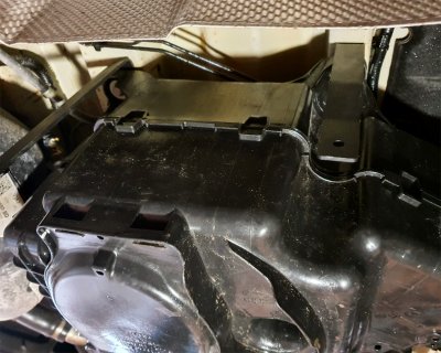 Fästpunkter för hasplåt Ford Transit från 2020- | AdBlue-tanken