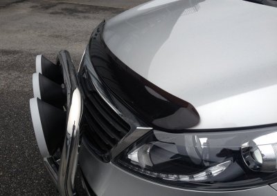 Huvskydd i mörktonad polykarbonatplast till Kia Sportage 2010-2015