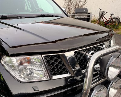 Huvskydd i mörktonad akrylplast till Nissan Navara/D40 2006-2010