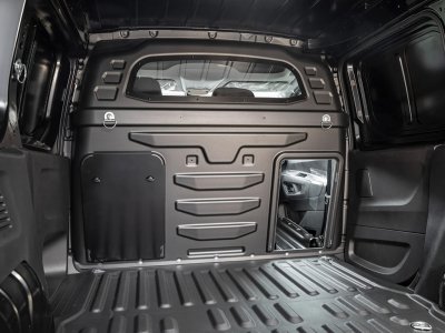 Komfortvägg med öppning i väggen för transport av lång last.