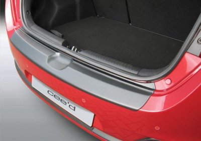 Lastskydd i reptålig ABS-plast till Kia Ceed halvkombi 2013-2015