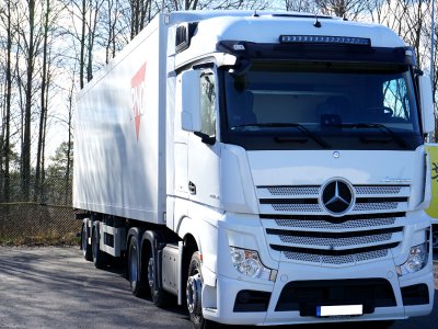 LED-ramp för montering ovanför solskyddet till Mercedes Actros MP4 2011-
