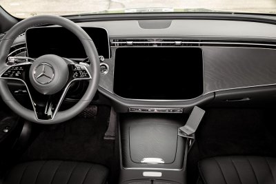 Mobilhållare til Mercedes E-klass från 2024- och nyare | För montering till höger om mittkonsolen