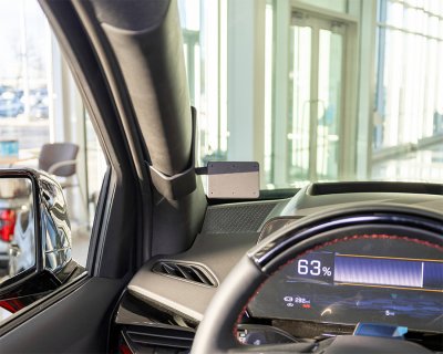 Mobilhållare Chevrolet Silverado EV 2024- | Montering till höger om mittkonsolen | Montering på vänster A-stolpe