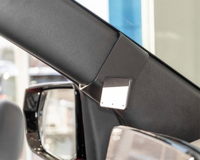 Mobilhållare Chevrolet Silverado EV 2024- | Montering till höger om mittkonsolen | Montering på vänster A-stolpe