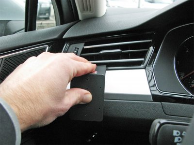Mobilhållare VW Arteon från 2021- | För montering till vänster om ratten